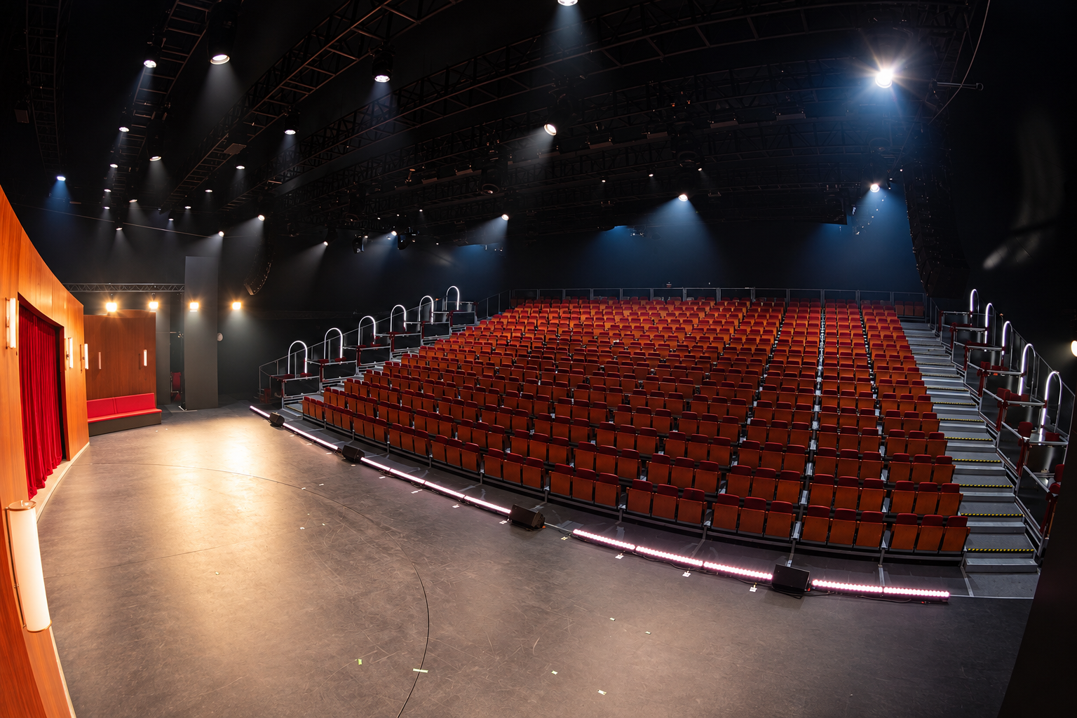 Vue depuis la scène du Théâtre de la Plaine vers les gradins