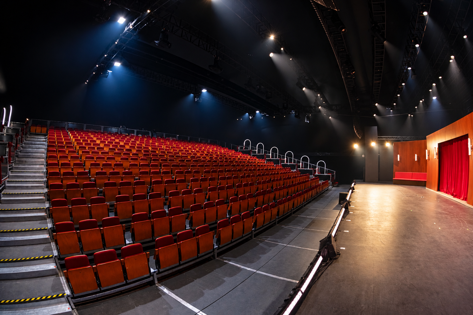 Fauteuils rouges de la salle du Théâtre de la Plaine