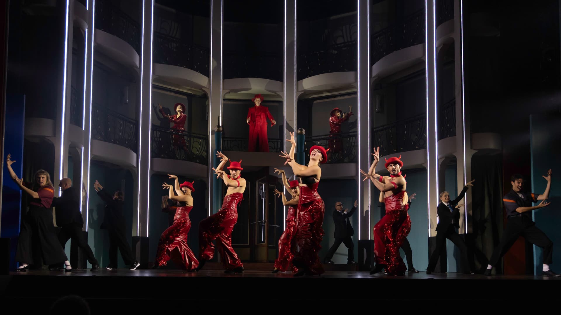 Numéro dansé en costumes rouges de La Revue Genevoise