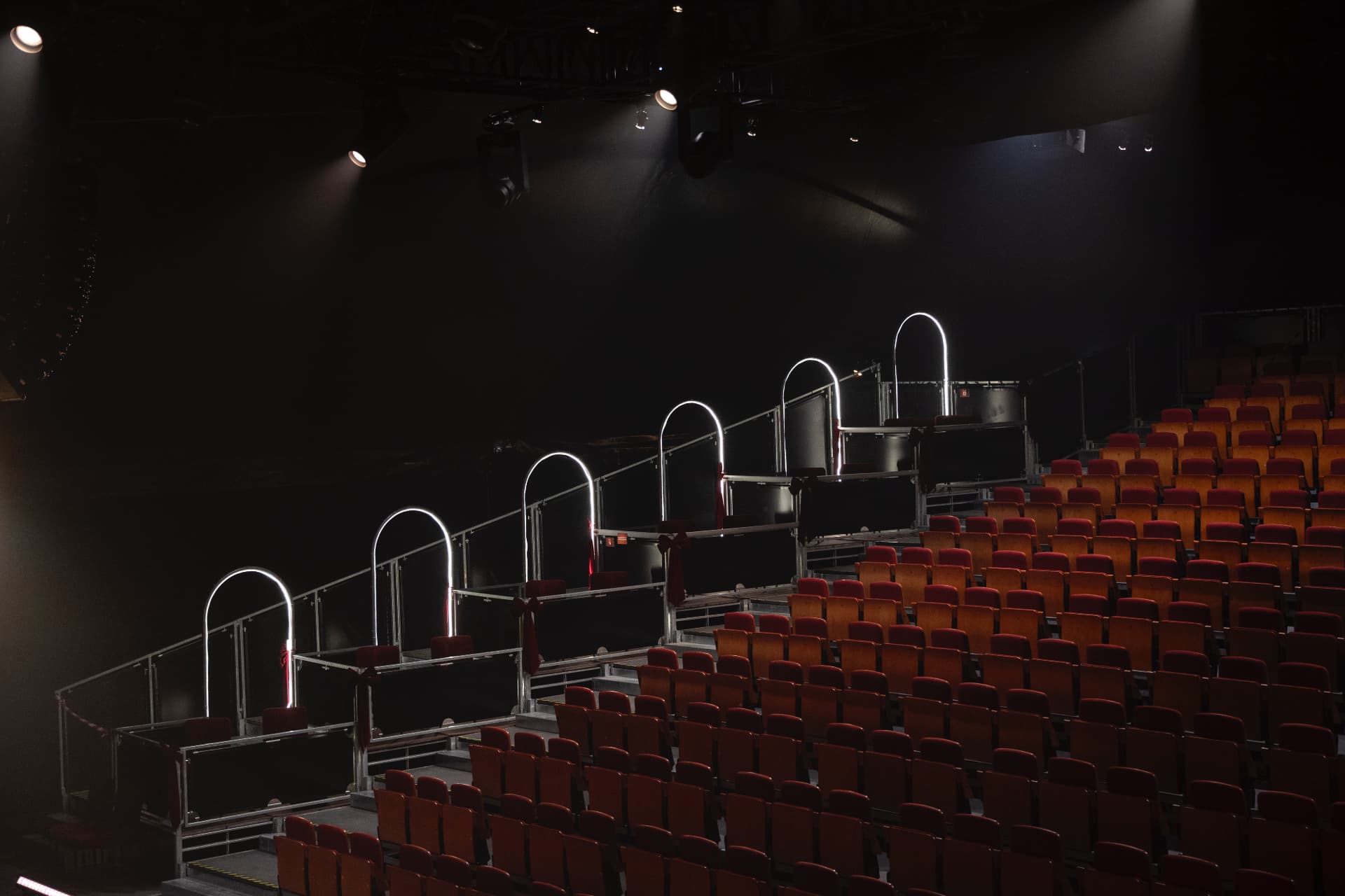 Arches lumineuses et fauteuils de la salle du Théâtre de la Plaine
