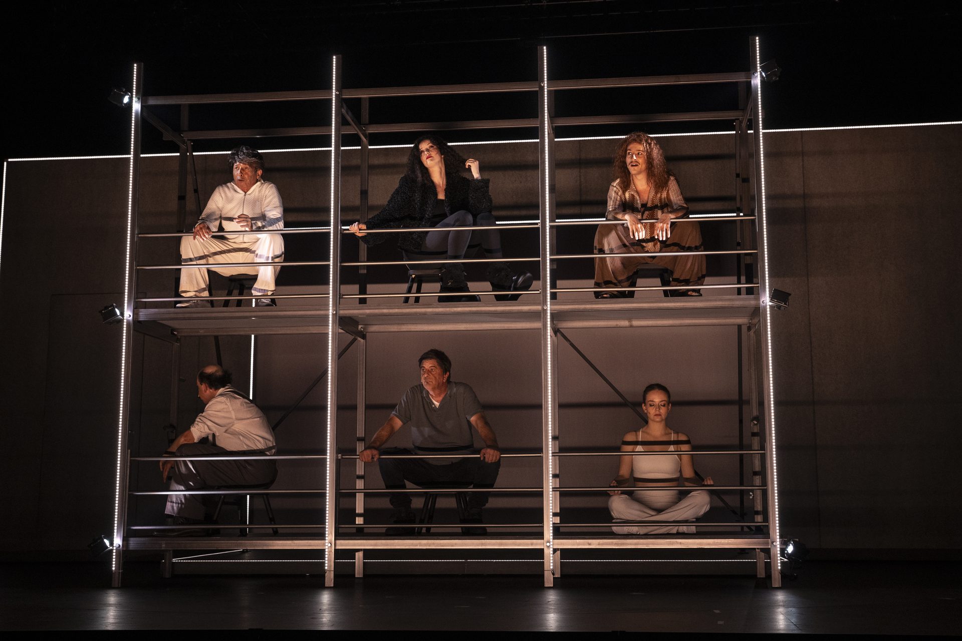 Les locataires en cages © Eric Frachon / Showmedialive