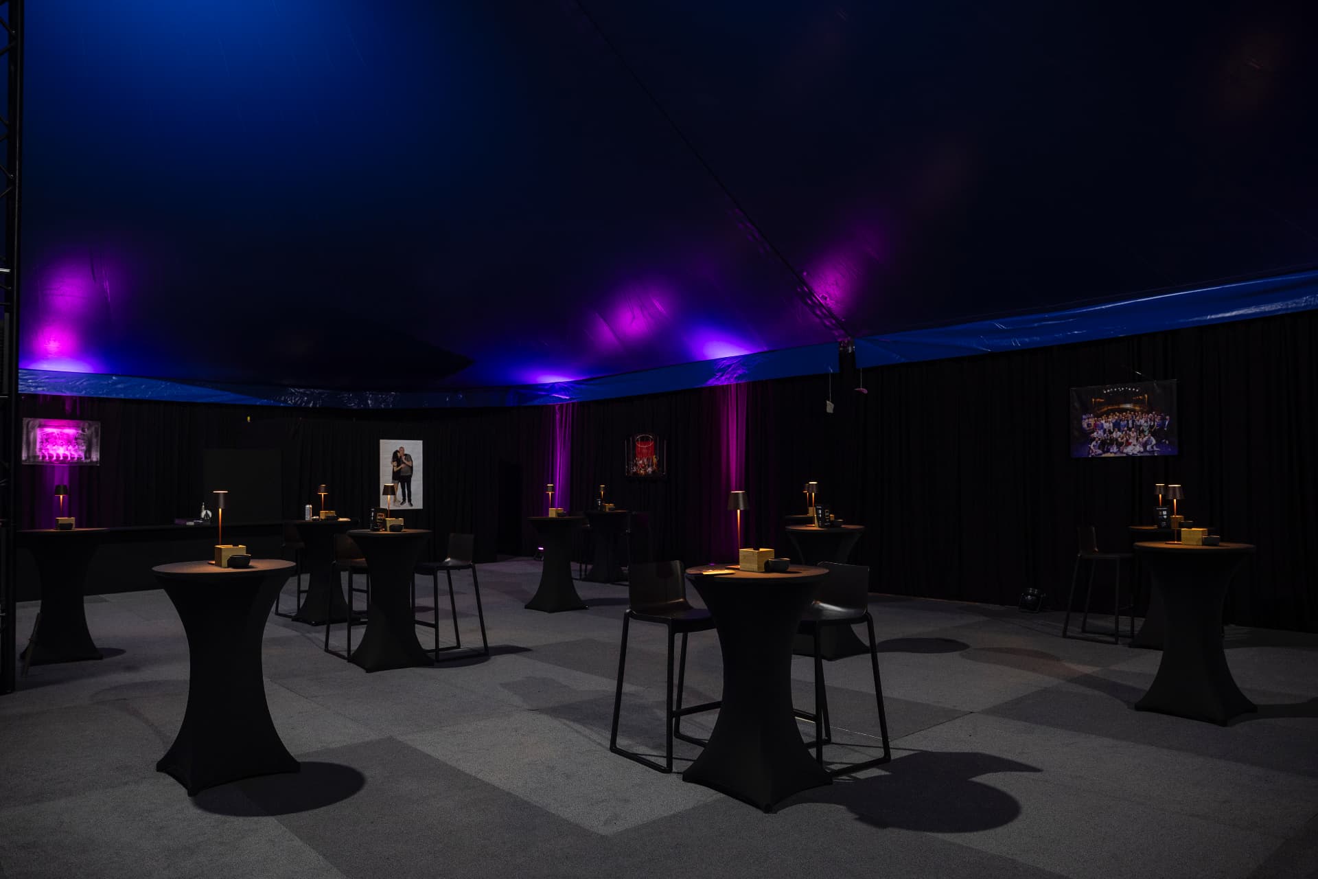 Le salon et les mange-debout sous les lumières d’ambiance du chapiteau de La Revue genevoise