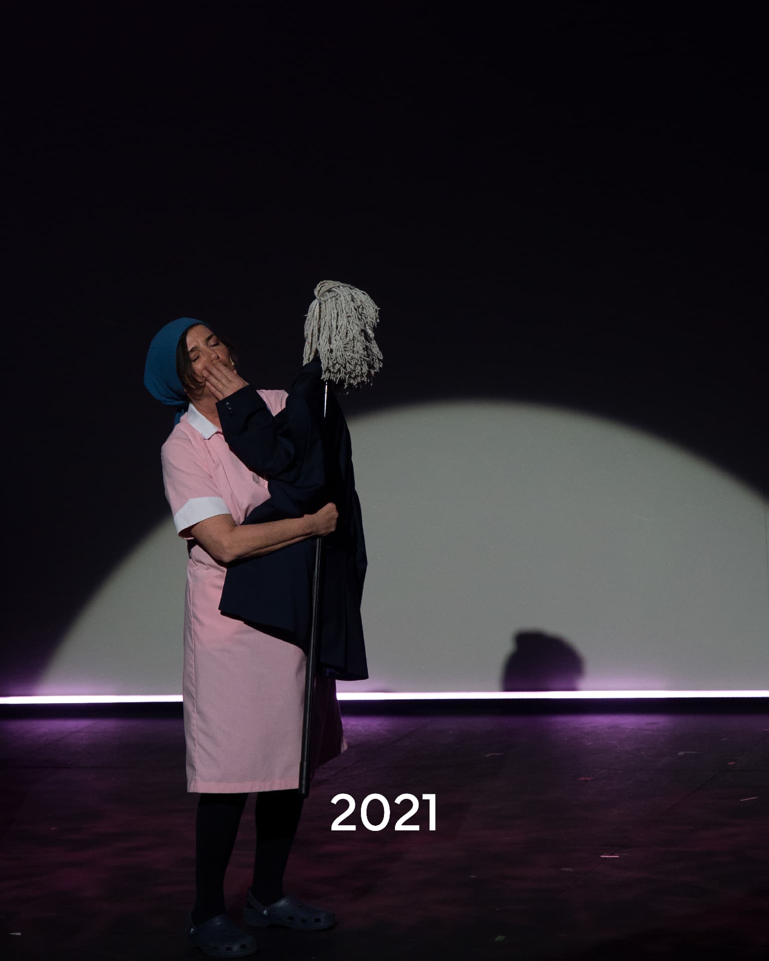 Claude-Inga Barbey dans un numéro avec un balai lors de l'édition 2021