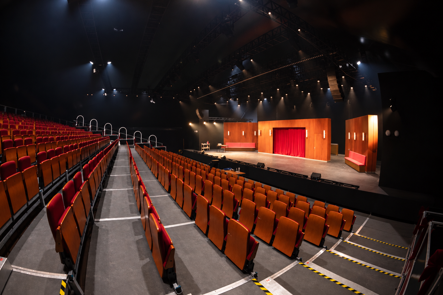 Vue d'ensemble de l'auditorium du Théâtre de la Plaine depuis les gradins