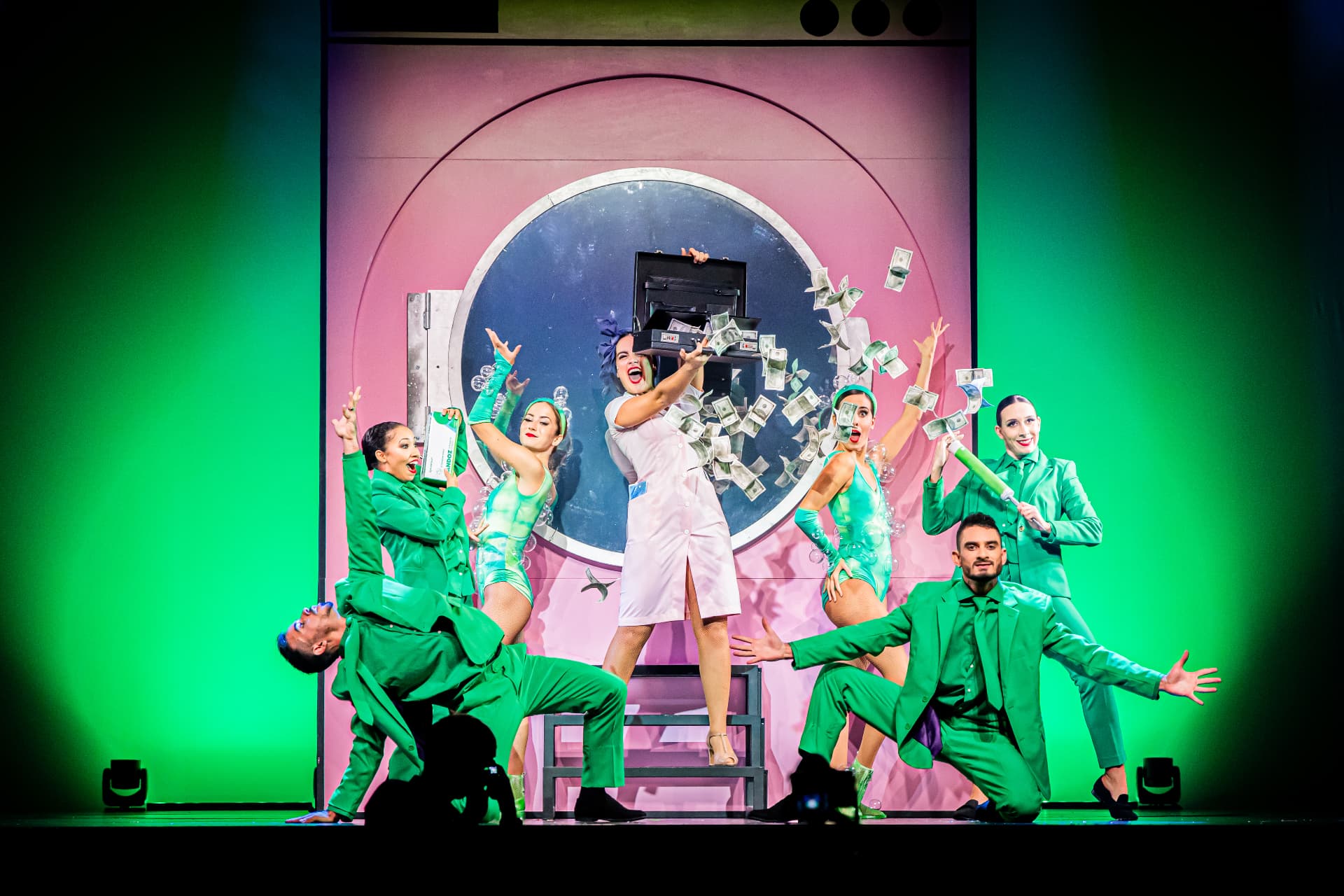 Tableau satirique vert et rose de La Revue Genevoise
